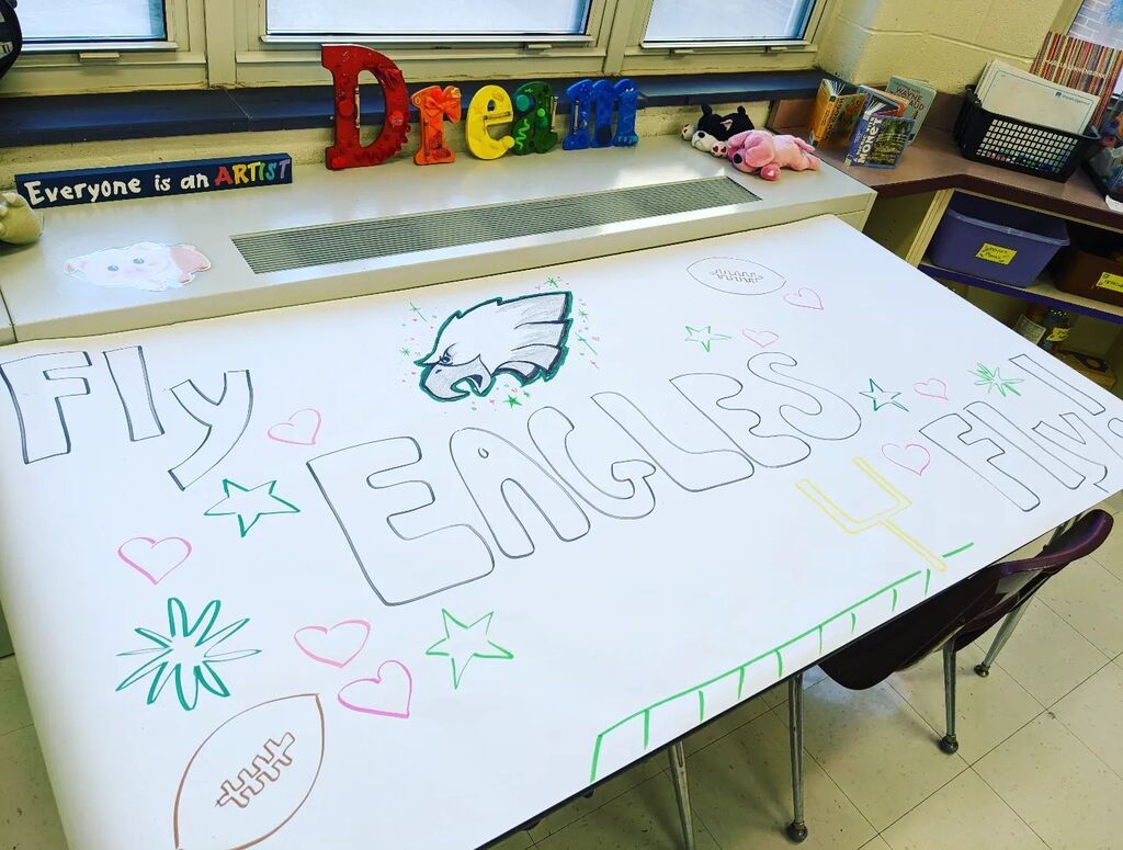 artedallthetime's tweet photo. Fast finishers today will have some fun making this banner for our team! #gobirds #flyeaglesfly #fastfinishers #gvfeeling https://t.co/fAdJAP8vDP https://t.co/MEM6XcJ76o