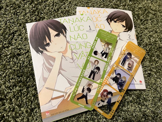 ベトナム版『田中くんはいつもけだるげ』の見本誌をいただきました！おまけのクリアしおりかわいい… 