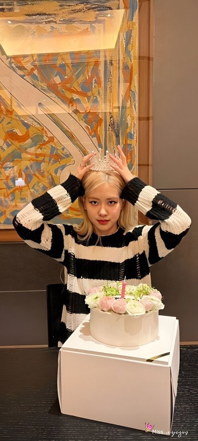 locccc1000's tweet photo. DAZZLING ROSÉ TURNS 26
#EasyToLoveROSÉDay 
#자_오늘밤이야_해피_로제데이 https://t.co/82UwOETqe0
