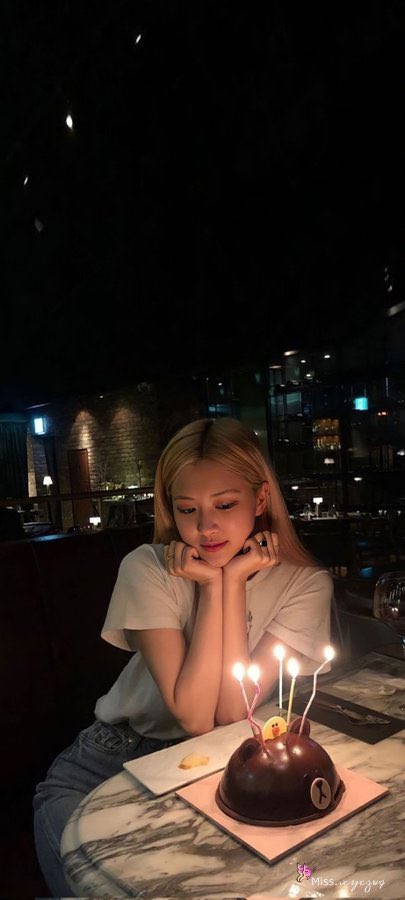 locccc1000's tweet photo. DAZZLING ROSÉ TURNS 26
#EasyToLoveROSÉDay 
#자_오늘밤이야_해피_로제데이 https://t.co/5tPUlQCjQi