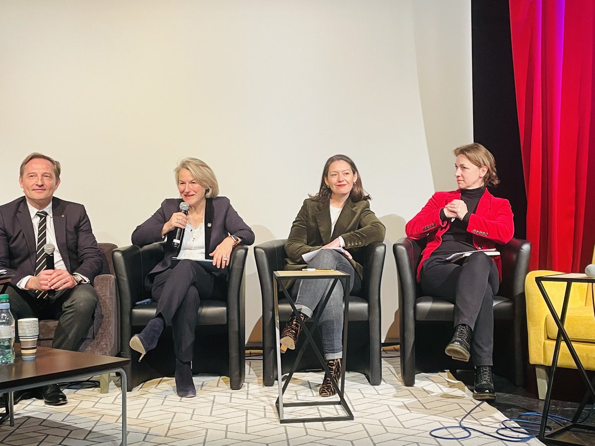 MASSY | « Femme dirigeante, entreprises plus performantes ? » Table ronde stimulante avec les partenaires sociaux à l'invitation du @Medef #Essonne. Ravie d'être intervenue aux côtés d'<a href="/AnneRigail/">Anne Rigail</a>, DG d'<a href="/airfrance/">Air France</a>, de <a href="/MaryliseLeon/">Marylise Léon</a> de la <a href="/CFDT/">CFDT</a>, et de la députée <a href="/RixainMP/">Marie-Pierre Rixain</a>