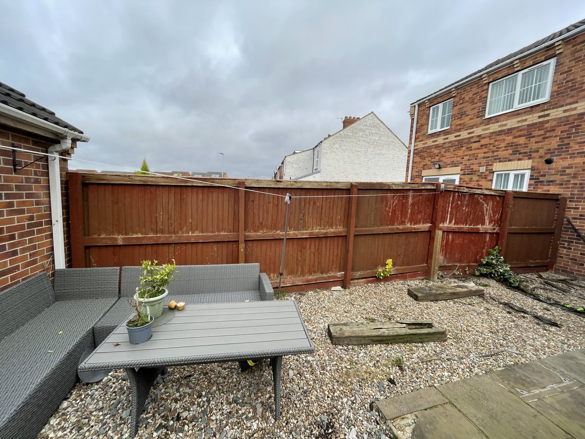 SawmillUk's tweet photo. Fence it! It's Friday 😎
Old fencing removed and replaced with posts, rails and boarded off using heavy duty 100x16 palings. Great teamwork. 👊

Call  01924 374 953.
office@the-sawmill.co.uk
https://t.co/7reQZacpMR

#fenceit #outwiththeold #inwiththenew #heavyduty #timber https://t.co/6pwgcuDurU