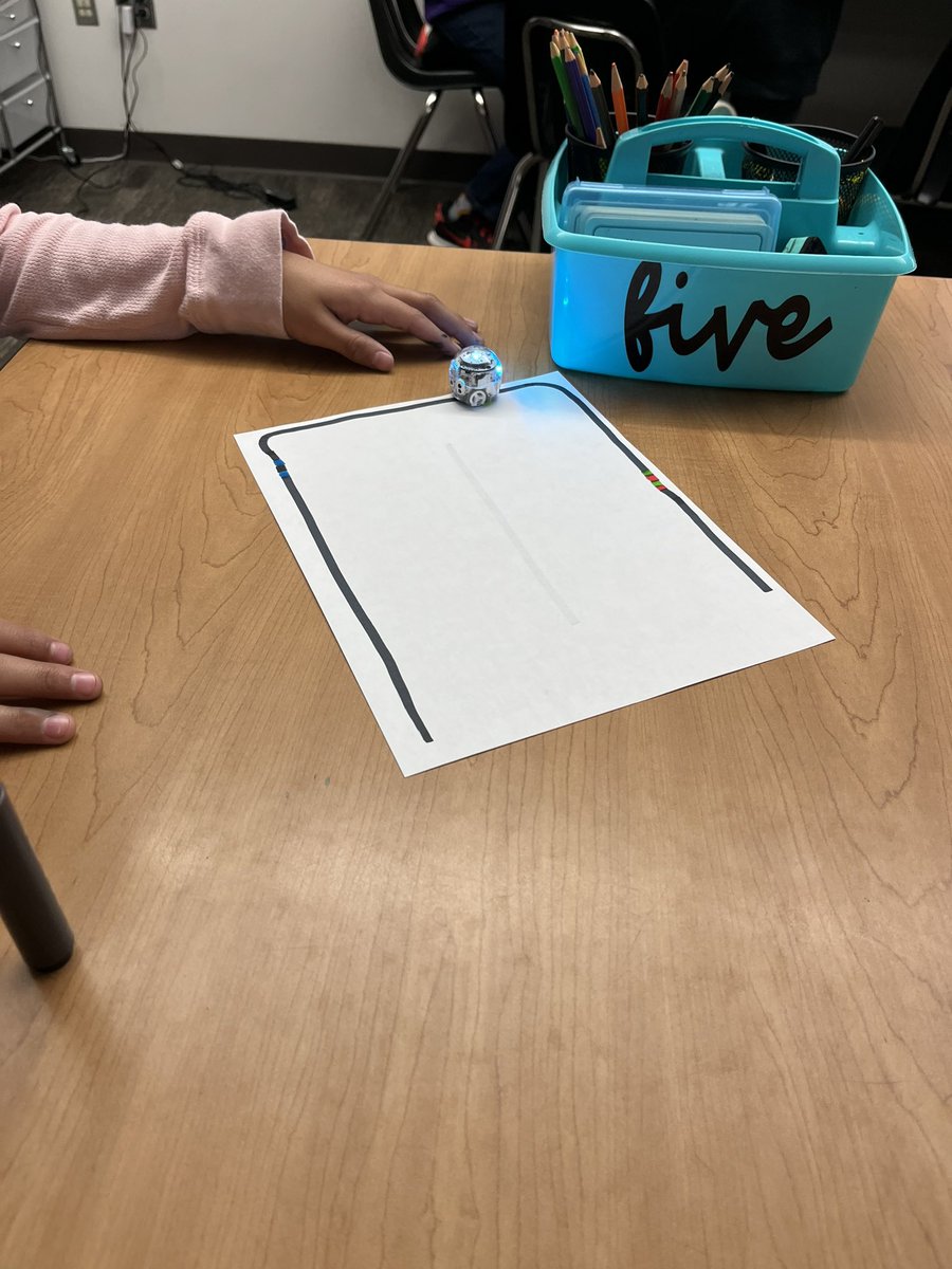 ashleyblemke's tweet image. Tech Club on the Fabulous Friday 🎉 they had so much fun coding the ozobots #techclub #fourthgrade #ozobots @WoodardCFISD