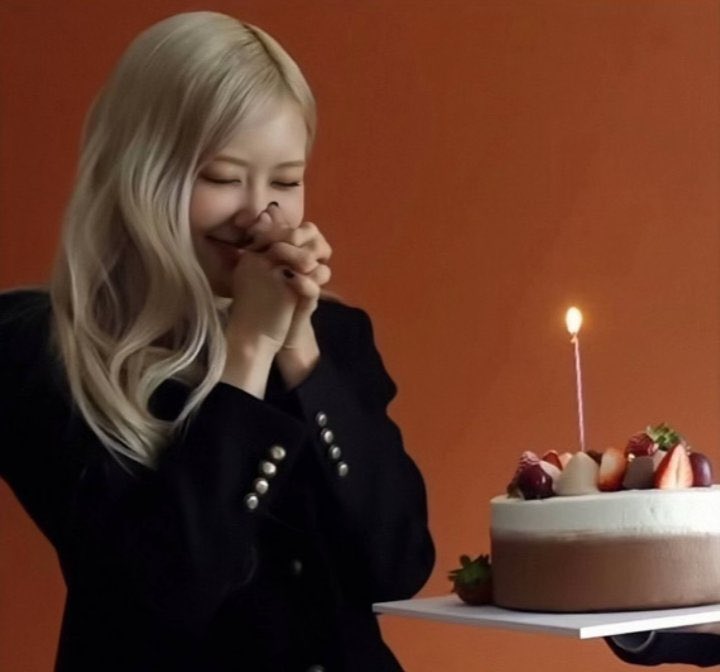 To the woman who has worked so hard this past year, I wish you the happiest of birthdays! I want to thank you for doing your best until the end, proud of you. 

DAZZLING ROSÉ TURNS 26
#EasyToLoveROSÉDay
#자_오늘밤이야_해피_로제데이