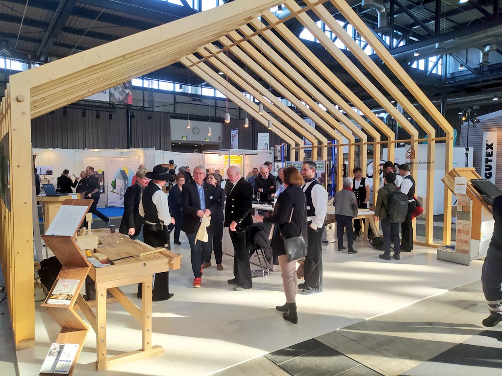 Ökologisch #bauen gefällig? Auf dem Stand von <a href="/Holzbau_Baden/">Holzbau Baden e.V.</a> (Halle 2, Stand 2.3.50) steht Berufsorientierung und #Klimaschutz zum Anfassen für Nachwuchskräfte im Vordergrund.