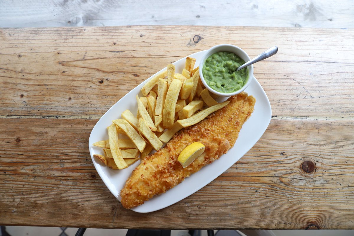 Dropping everything and tucking into a plate of the classics this Fish Friday 🤩