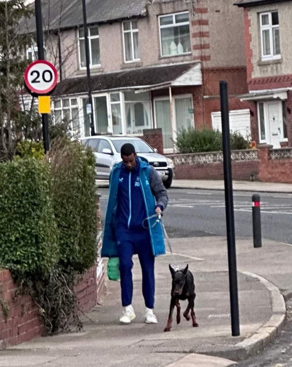 NUFCBlogcouk's tweet photo. 📸 Alexander Isak walking through the streets of Newcastle in full training gear with his Doberman. 

Some boy! 🤣🙌

#NUFC https://t.co/9iv8k6oBIV
