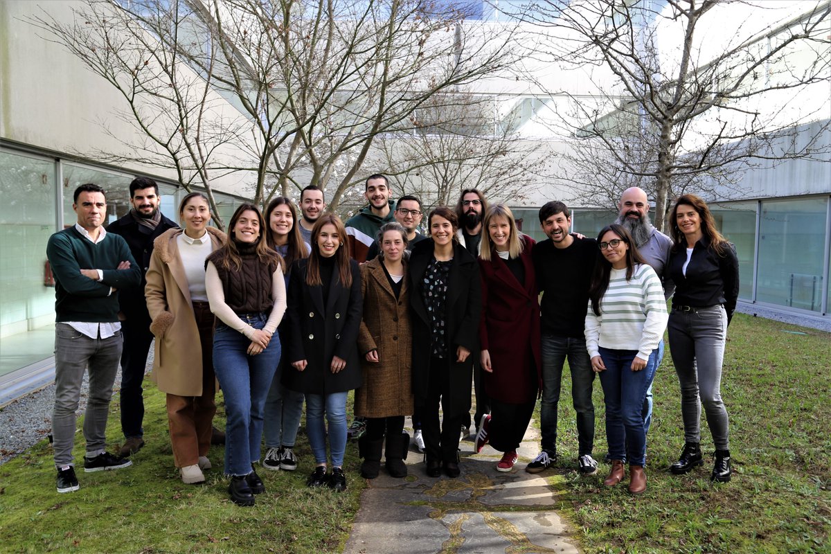 LabNeuroscience's tweet photo. Despite some missing faces, we have a new team picture! Get the latest news from our lab by following us on Twitter. @cipsi_uminho @EscolaPsicolog1 #neurosciencelab #psychologylab #science https://t.co/Cs1CVlSQzG