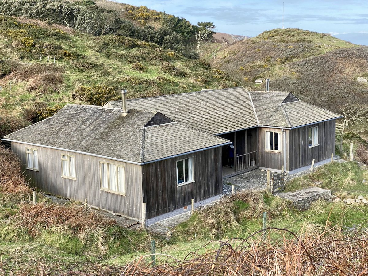ImagesLundy's tweet photo. Of the 24 unique & characterful self-catering properties available on Lundy here are a few #Tibbetts #Bramblevilla #Castlecottage #Hanmers #Landmarktrust #holiday #divers #climbers #birdwatchers #wildlife #conservation #Atlantic #island https://t.co/jFVtpVHoiF