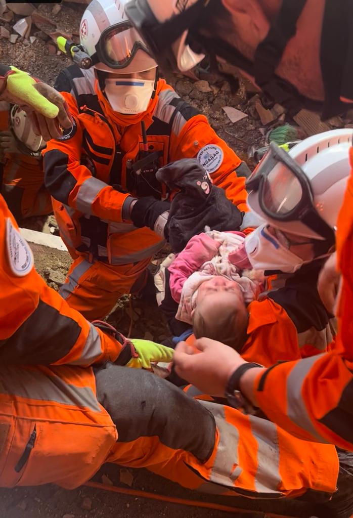 SwissHumAidUnit's tweet image. Die Rettungskette🇨🇭rettete heute zwei weitere Personen (6-Monate altes Mädchen und ihre Mutter) in der Region #hatayantakya  🇹🇷 aus den Trümmern.  

Nach total elf Rettungen geht der Einsatz der🇨🇭 Retterinnen und Retter, plus 8 Hunden von REDOG @redogtweets, weiter.