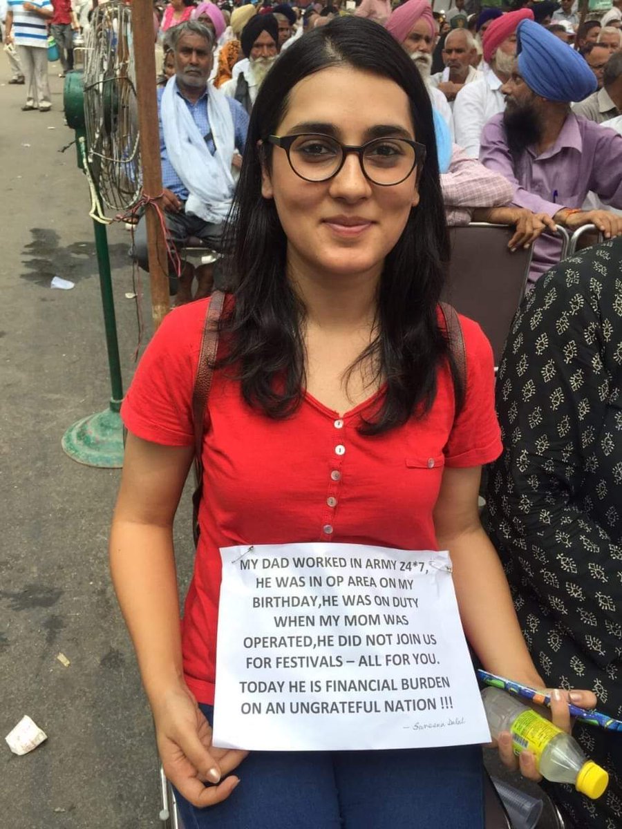 Satumanju's tweet photo. ये हमारे देश का दुर्भाग्य है। सैनिक की सच्ची देशभक्ति का रिटायरमेंट के बाद ये ईनाम दिया जाता है। कभी #OROP के लिए,  तो कभी जातियों में ना बाटने के लिए सरकारों से लड़ रहा है। 1/2
@RahulGandhi @kharge @ashokgehlot51
@Sukhjinder_INC @narendramodi
#सैनिकों_का_सम्मान_मत_छीनो_राजस्थान https://t.co/AyDlftIU8a