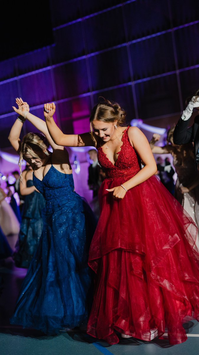 EspooOppii's tweet photo. Wanhojen tansseissa on laitettu jalalla koreasti. 🎶 Abit ovat lähteneet lukulomalle ja nyt on lukion vanhimpien aika juhlia.
❤️ Tansseista ovat nauttineet mm. koululaiset, päiväkotilaiset ja Espoon sairaalan potilaat sekä lähimmäiset.
#EspoonLukiot #Lukio #Wanhat @EspooEsbo https://t.co/j6l6TdkSOi