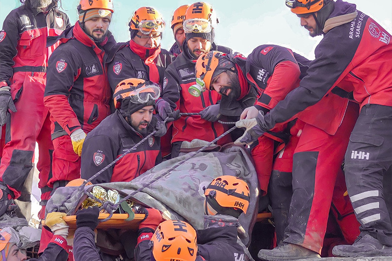 ibrahimkaragul's tweet photo. İHH; 3 bin 359 kişilik ekibiyle deprem
bölgelerinde ciddi çalışma yürütüyor. 

Özellikle kurtarma çalışmalarında,  
uzmanlaşmış ekipleri dikkat çekici. 

Çok başarılılar. Tebrikler gerçekten...
https://t.co/K18VHL3CIA https://t.co/mdwh2LwFzX