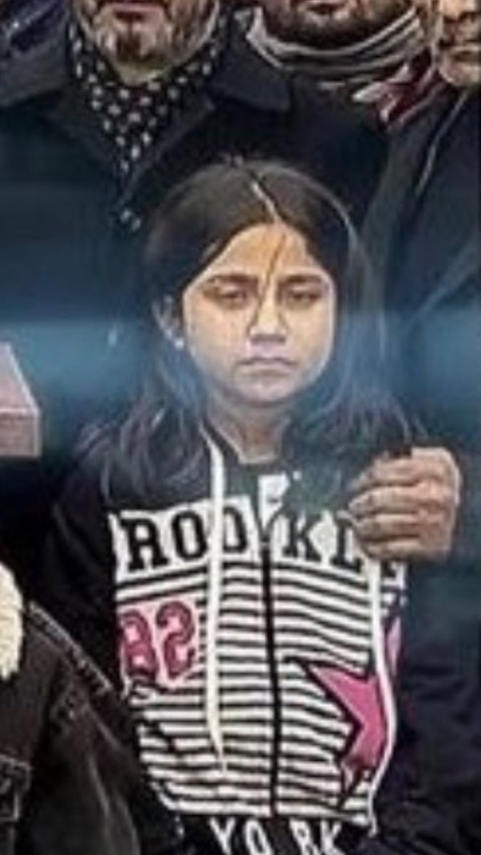 üstünde mont yok arkadakilerin hepsi kabanlarıyla duruyor