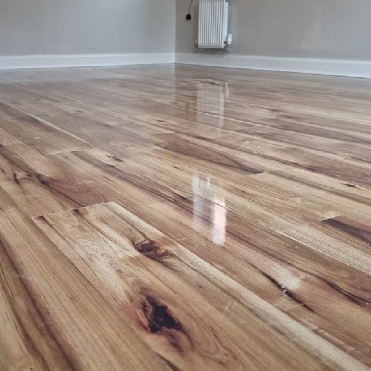 How stunning is our Kaindl P80070💎Super💎High💎Gloss💎Laminate💎 that our team have just installed? Just wow! 🐼

During ❤ February ❤ you can save 10% on your laminate floor order.

 If you'd like the "Lazy" treatment then why not drop our team a DM today !🐼