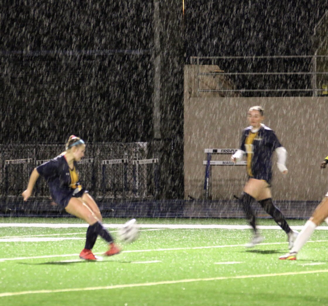LydiaRodrigues_'s tweet photo. 4-0 win over GAC in the pouring rain. Hoping for that the rain stays away for today!  #full80 #allornothing #GWE🦅 https://t.co/exyvfIiY9W