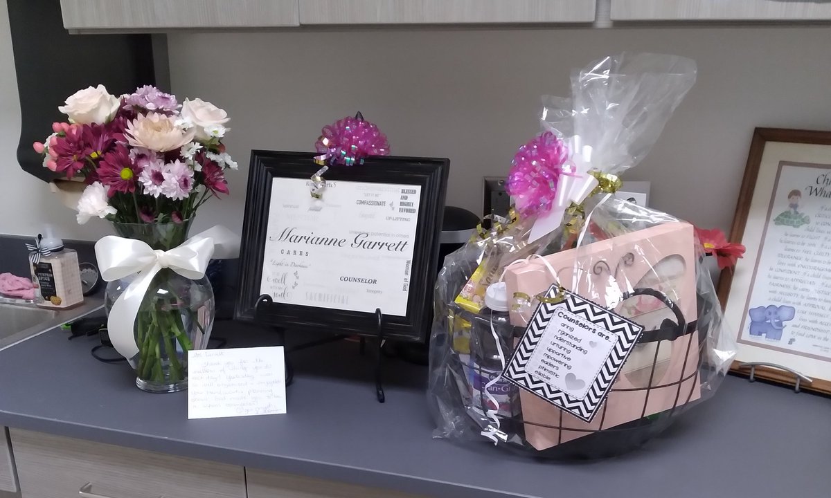 9garrett3's tweet photo. So thankful to my Sycamore Elementary School family. I am loved each and every day but today was SUPER special. #lovedbymany @SycamoreElem https://t.co/slZViTt0MC