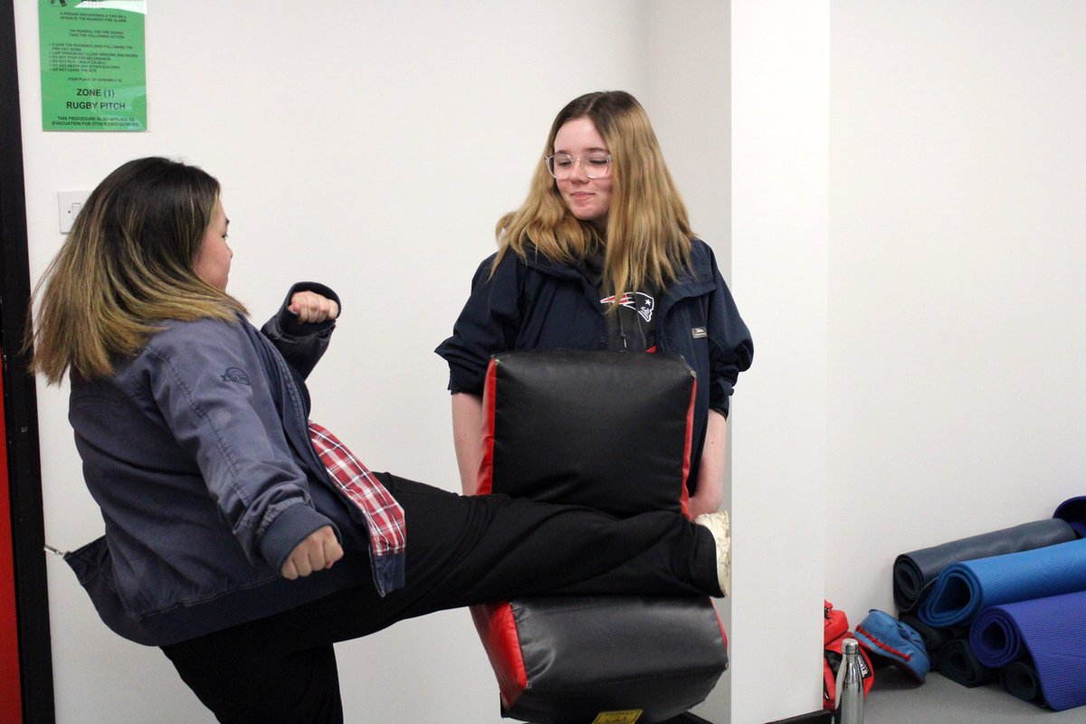 qmsamurai's tweet photo. Here's a sneak peak of Darren teaching an awesome martial arts lesson as part of Unit 4 - Health, Wellbeing &amp; Fitness for an Esports player!

#PlayWithHonour and I'm bringing #GetSliced back for this one. https://t.co/2mzTDnWf95