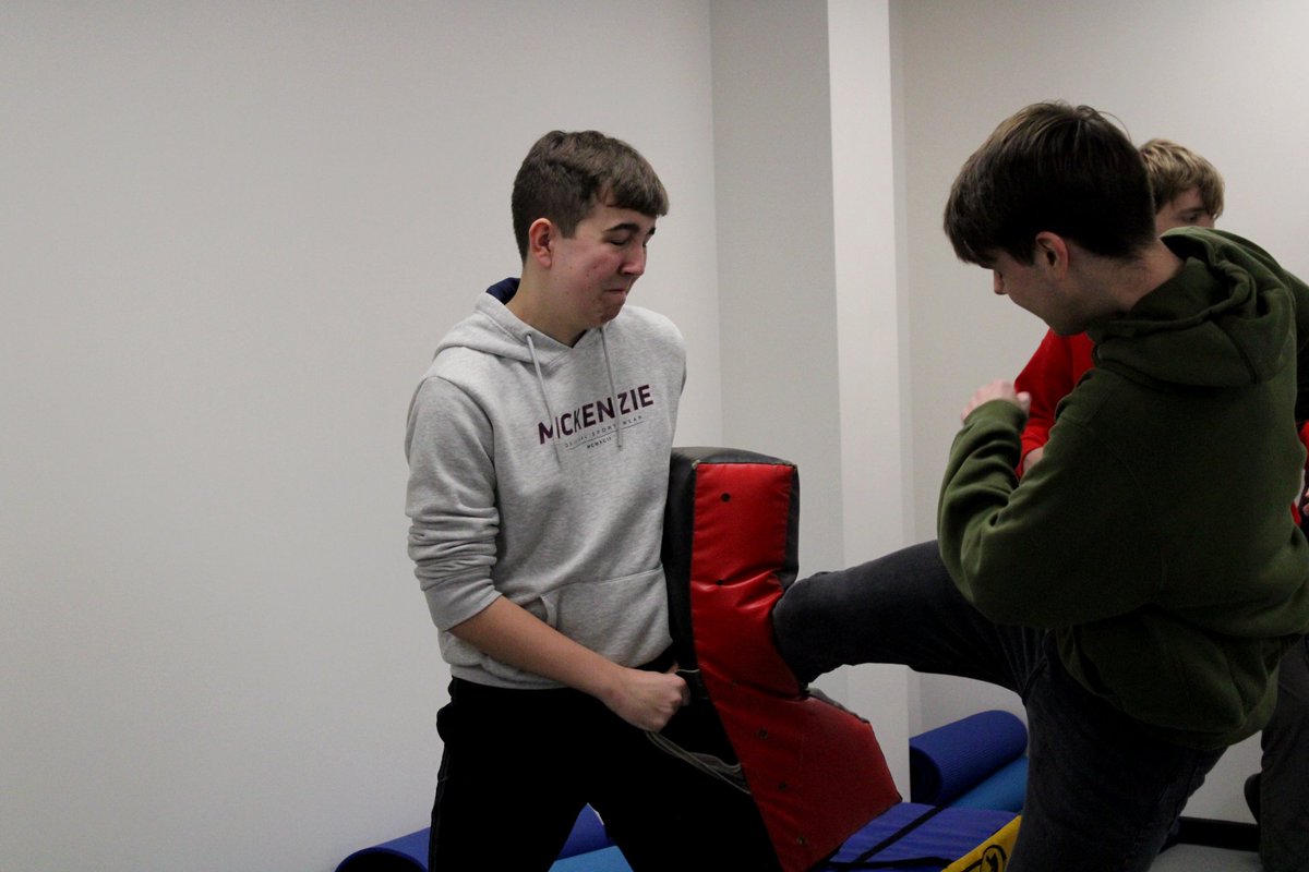 qmsamurai's tweet photo. Here's a sneak peak of Darren teaching an awesome martial arts lesson as part of Unit 4 - Health, Wellbeing &amp; Fitness for an Esports player!

#PlayWithHonour and I'm bringing #GetSliced back for this one. https://t.co/2mzTDnWf95