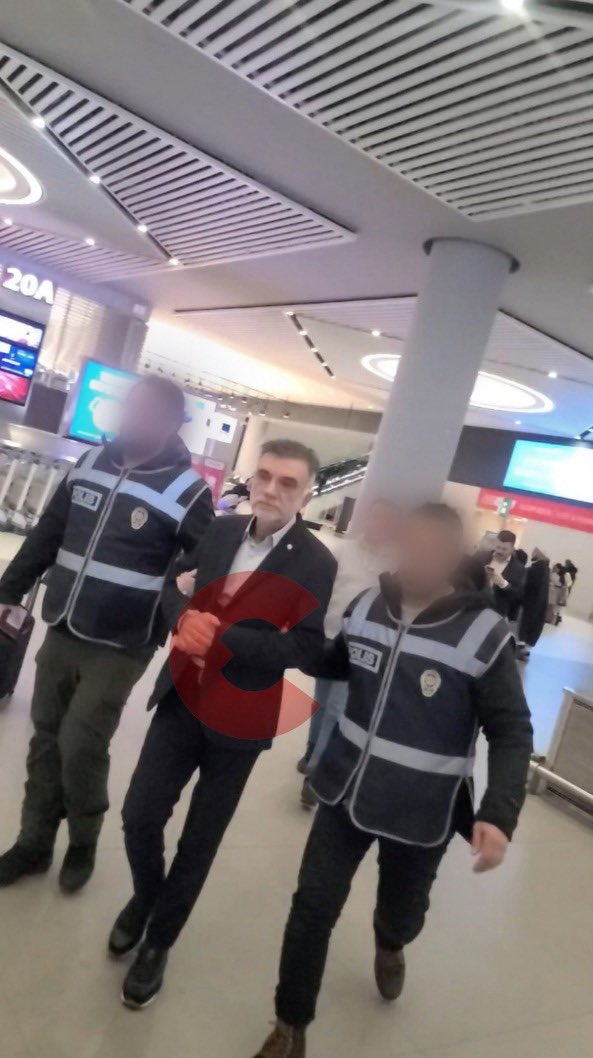 ConflictTR's tweet photo. Rönesans rezidansı yapan müteahhitler gelen şikayetler ve istihbaratlar sonucu yurtdışına kaçmaya çalışırken havaalanında yakalandı.

Destek olan takipçilerimize ve harekete geçen emniyet personeline teşekkür ediyoruz. @EmniyetGM https://t.co/kYVS2gFvJW