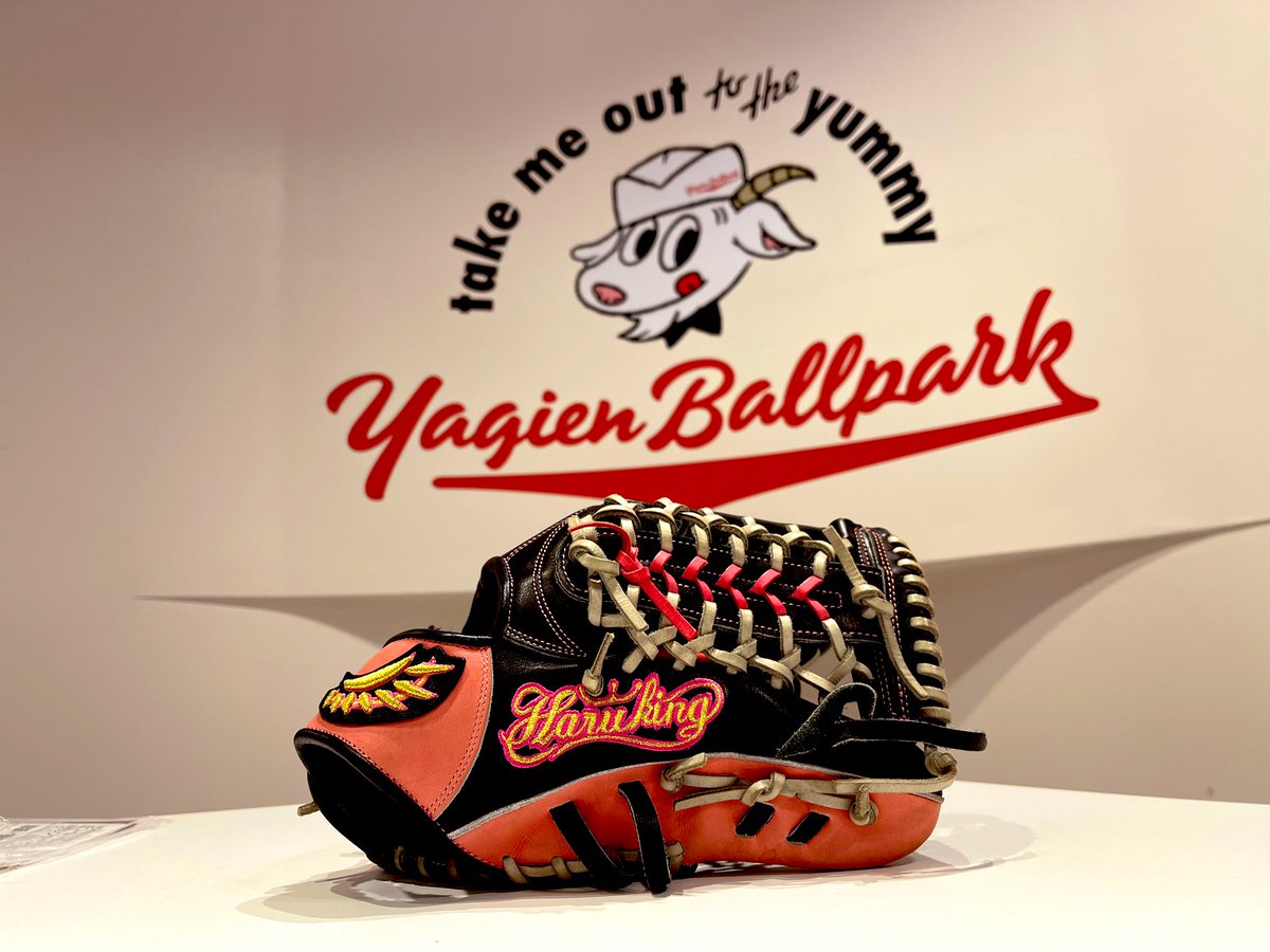 yagien_official's tweet photo. こんばんは🤫
ポップアップの展示品⚠️
始球式の際に使用した『グローブ』ですが👀

実はこのグローブも #西川遥輝 選手から頂いた物なのです😳
ハルキスト���は分かるロゴが入ってます🫣
ファイターズファンの方達にも見に来て頂きたいグローブなんです⚾️

#yagien 
#SHOKICHI
#ヤギエン
#新時代 https://t.co/GeHv9XeLA3