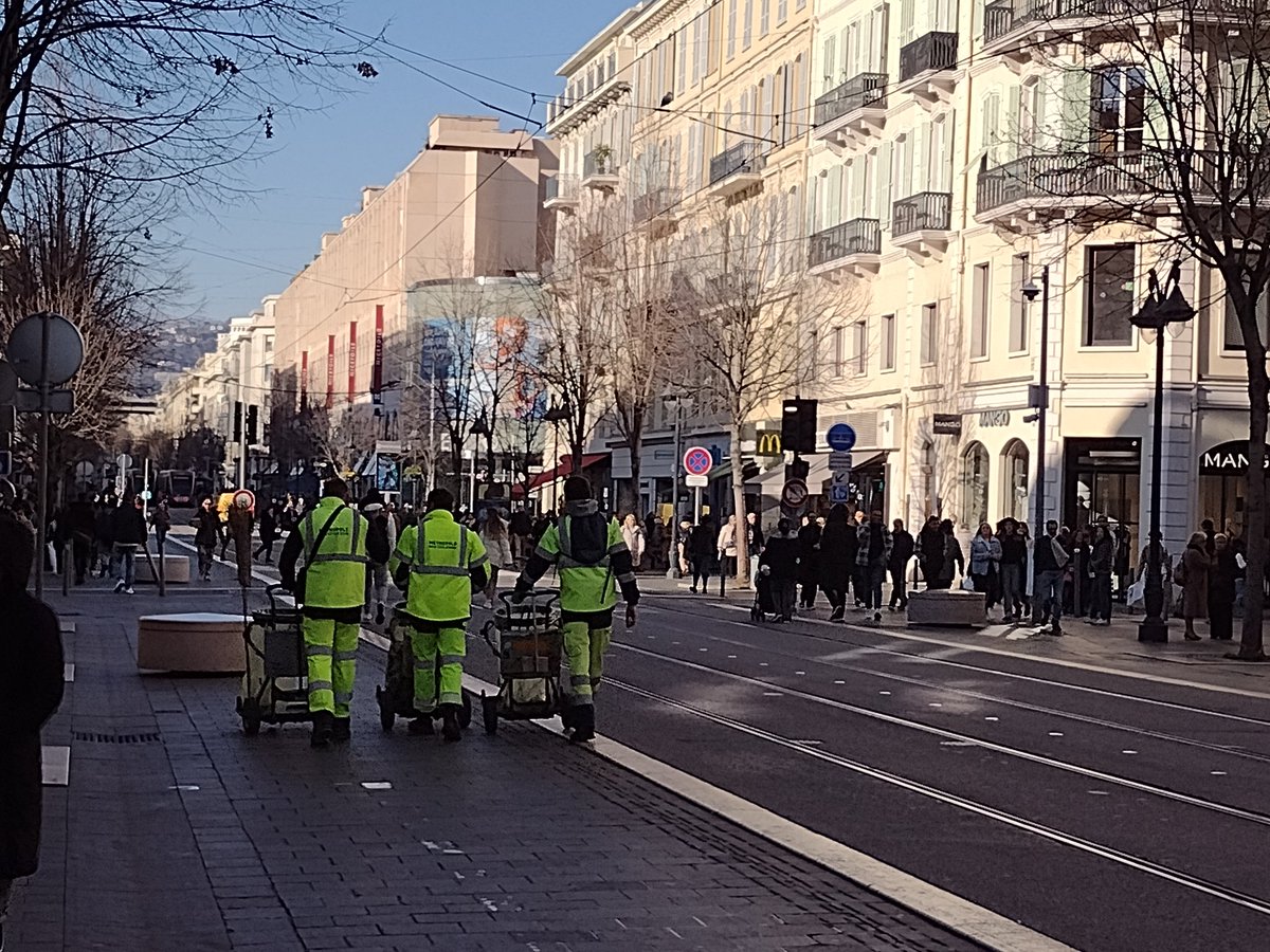 Proprete0's tweet image. Direction de la Propreté 🚮🗑️ 🧹🚛 

Les réflexes de la propreté  respect du rythme des collectes, gestes de #tri #sélectif, ramassage des #déjections #canines, usage du mobilier urbain de #propreté (#corbeilles, #cendriers)