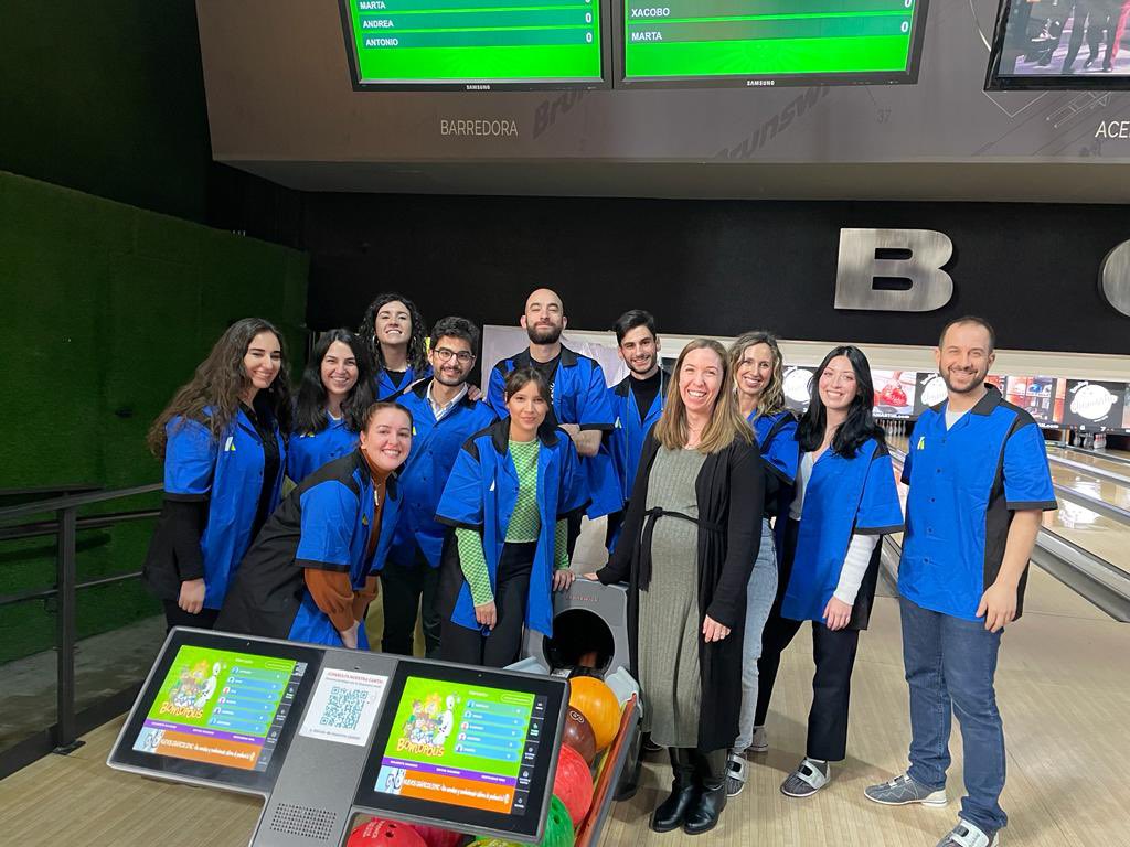 AxiComSpain's tweet photo. Hoy el equipo de @AxiComSpain ha estado en la bolera por el #BrakeDay, un día no solo para dedicárselo a uno mismo, también para disfrutar de la compañía del mejor equipo 🎳 https://t.co/h1gZLy0DmR