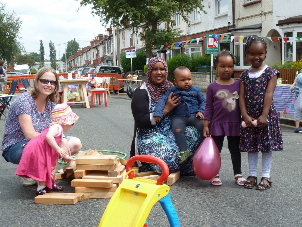 Bring your street together with a #StreetAssociation! 🤝

A Street Association is a group of #residents from the same street who organise meet-ups and events 😊

You could start by planning an event for the #Coronation! 👑

Get started today 👇

as-one.uk/streetassociat… 

#BizHour