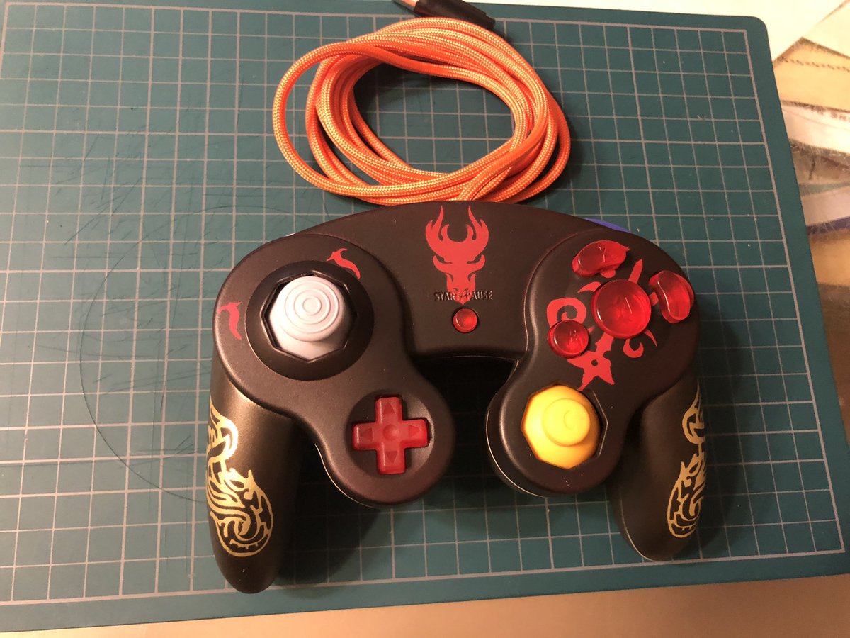 space_ssbu's tweet image. ちょい前に作ったコントローラーにパラコード化とLRボタン化をして次のメインコントローラーにしてみた！明日のオフから早速使ってみようと思う　ただこれ作る過程でコード一本断線させちゃってちょっと萎えたし疲れたw 
#customGCC
#SSBU