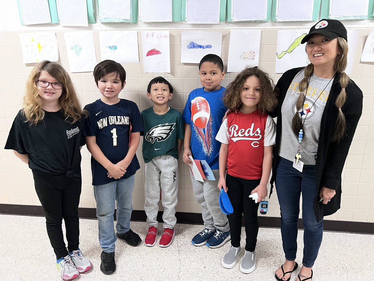 Yay sports! #Spiritday ⚽️🏀🏈⚾️<a href="/RosemontEagles/">Rosemont Elementary</a>