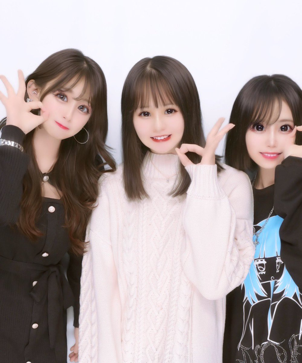 みなさんお久しぶりです🥺💖
3年振りにれいれいとちえみんとご飯行ってきたよーっ♡
めっちゃ語りまくってきた👍🏻懐かしい話から最近の話まで😹
語りまくった後は軽く踊ってきた🥹振り付け忘れてた笑
1日限定の復活ライブでもしたいなぁって思った😿

懐かしいプリクラ付きであげとく♡
#レイスタ
#彩