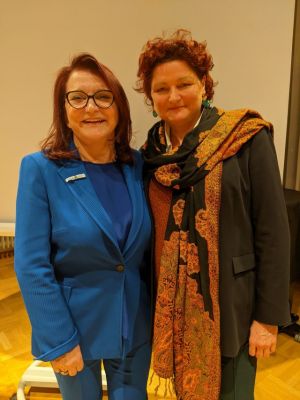 webgrrls_by's tweet photo. #Webgrrl Adelheid Reik war für uns beim Jahresempfang des Stadtbundes Münchner Frauenverbände und berichtet über brennende Themen (Frauen in Afghanistan, Iran; Parité in Parlamenten) und die Statements von @KHabenschaden, @RoteVerena, @Micky_Wenngatz: https://t.co/AY19uVA8kF^rl https://t.co/jAqL5dQJ0j
