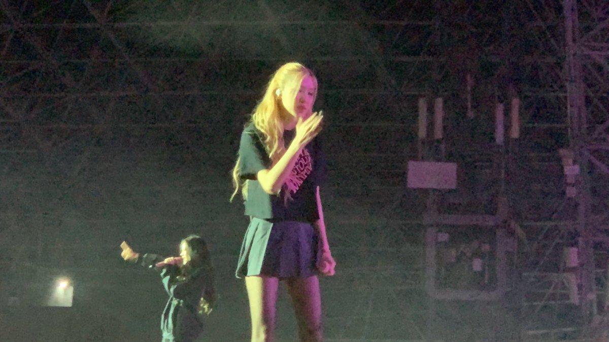 BLACKPINKGLOBAL's tweet image. ROSÉ is definitely a beauty that can’t be justified and captured thru videos and photos. She’s glowing in real life and her aura is indescribable. Seeing you up close &amp;amp; listening to your angelic voice made me appreciate you even more.💗

DAZZLING ROSÉ TURNS 26
#EasyToLoveROSÉDay