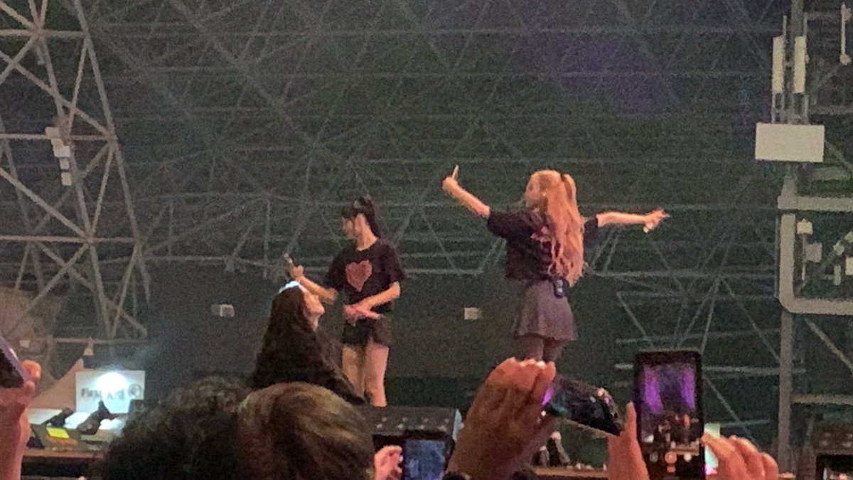 BLACKPINKGLOBAL's tweet image. ROSÉ is definitely a beauty that can’t be justified and captured thru videos and photos. She’s glowing in real life and her aura is indescribable. Seeing you up close &amp;amp; listening to your angelic voice made me appreciate you even more.💗

DAZZLING ROSÉ TURNS 26
#EasyToLoveROSÉDay