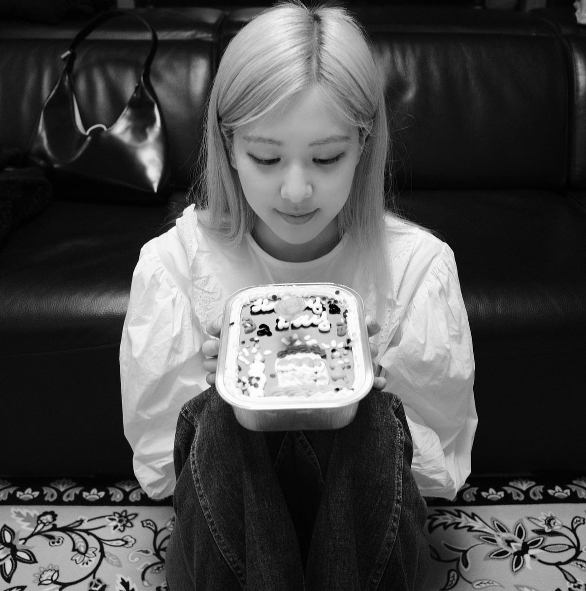 rosespics's tweet photo. happy rosé day <3 https://t.co/8DOEEIOrm3