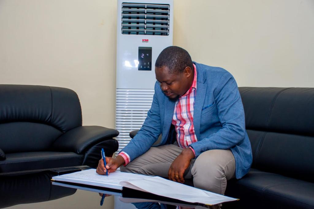 Hon. Wakili Charles Mwalimu from Mwingi North paid me a visit this morning to discuss the development of sporting facilities in Kitui. These platforms will give the vibrant youth of Kitui an opportunity to nurture their talents and ensure profitability and a secure future.