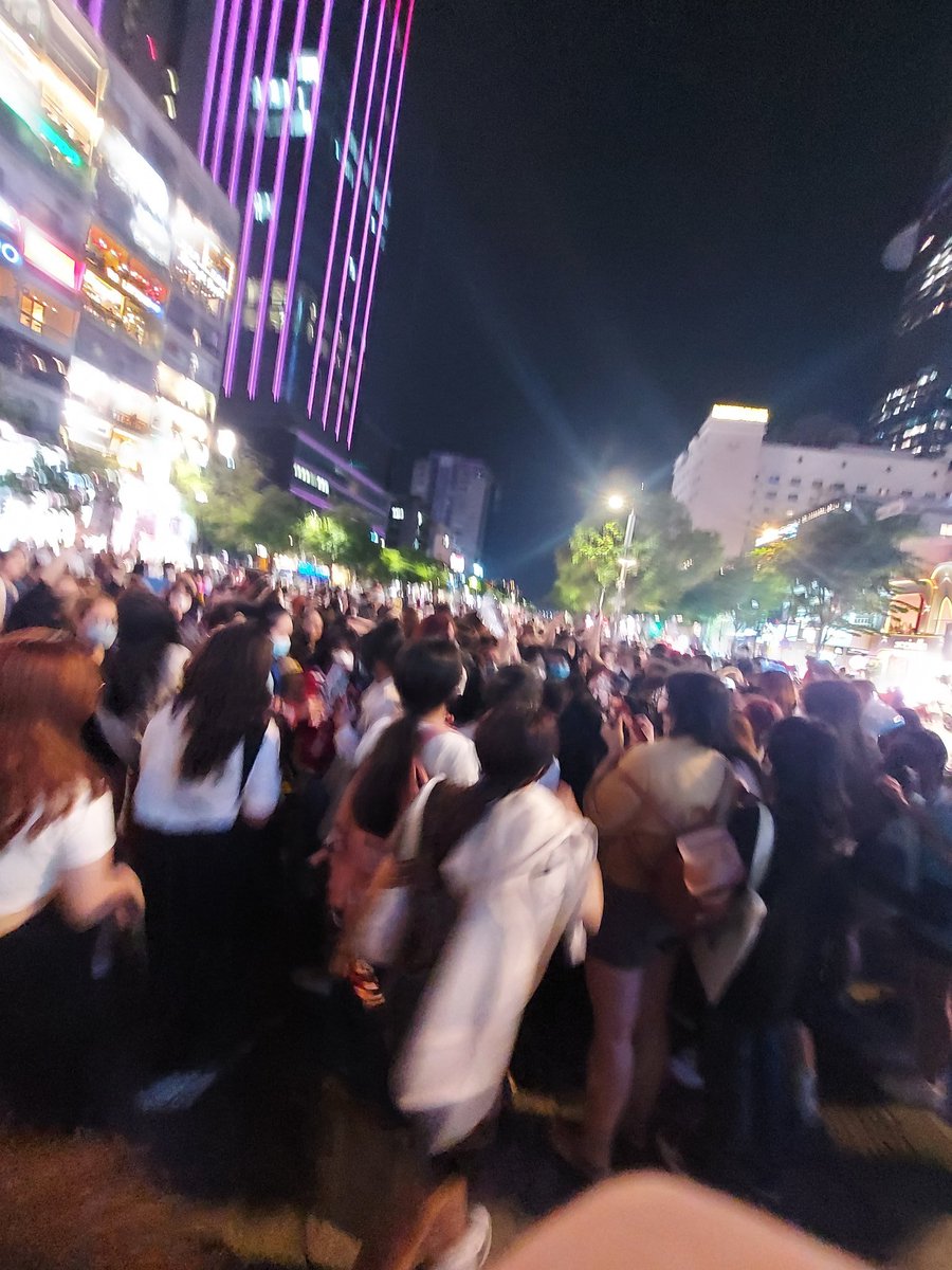 Happening in Vietnam right now. Look at that sea of people! Srsly if Biu will hold his own solo fan meeting &amp; concert it will surely gonna be sold out in minutes and for sure will be fully packed! 

BUILD JAKAPAN PUTTHA THE MAIN CHARACTER~

WITH BUILD UNTIL THE END
#AlwaysWithYou