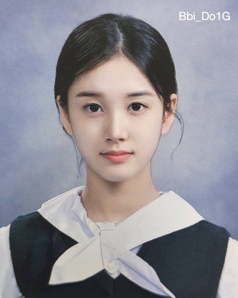 sthythinker's tweet image. graduation photos 🫶🏻