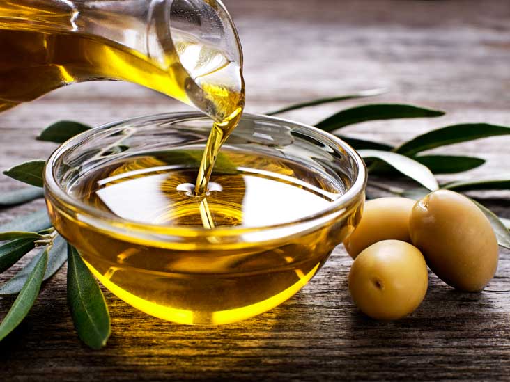 زيت الزيتون المتوفر في الأسواق انواع منه 
*الخفيف ويصلح للقلي المباشر  Light Olive Oil
*المتوسط وينصح به للقلي على الهواء الساخن Regular Olive Oil 
*والبكر المعصور على البارد Virgin Olive Oil وهو الأكثر فائده وينصح باكله مباشره مع الزعتر او السلطه.
ما هي تجاربكم مع زيت الزيتون؟