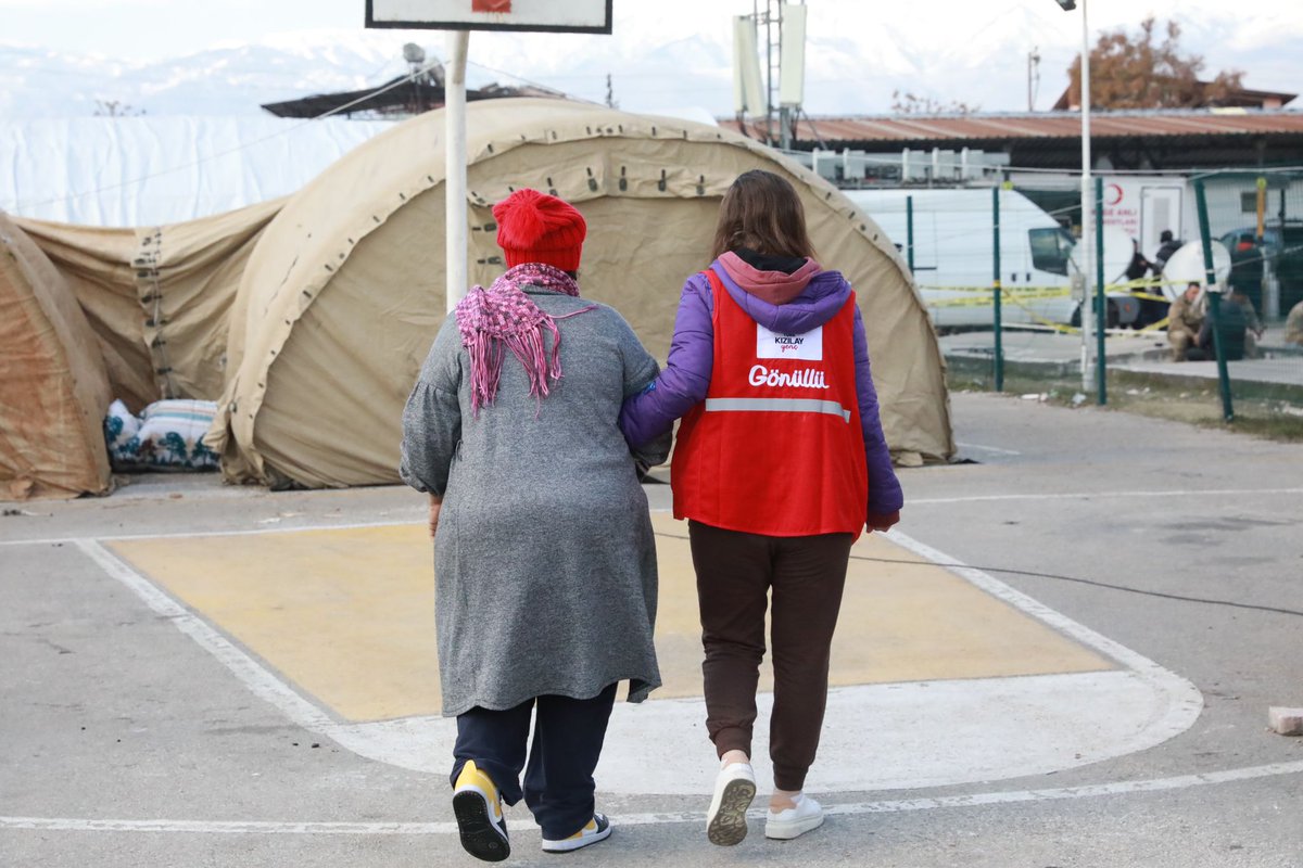 🟥 Gönüllü Psikososyal Destek Ekiplerimiz de deprem bölgesinde birçok noktada vatandaşlarımıza hizmet ediyor. #GönüllüOl 
📎 gonulluol.org