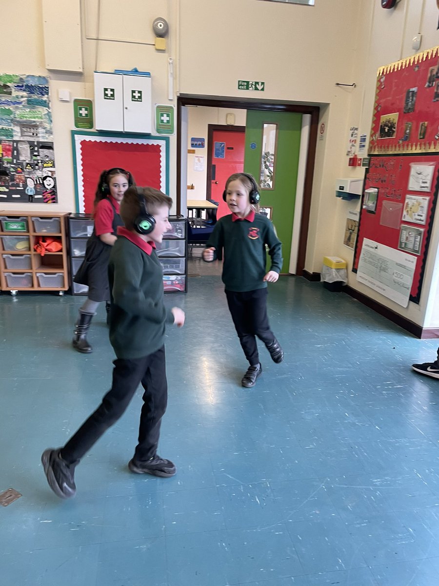 MorfaRhianedd's tweet photo. Pawb wedi mwynhau yn y disgo tawel heddiw 🎵 Everyone enjoyed the silent disco today 🎵#DyddMiwsigCymru2023 Diolch @MIConwy https://t.co/SIaie03I5s