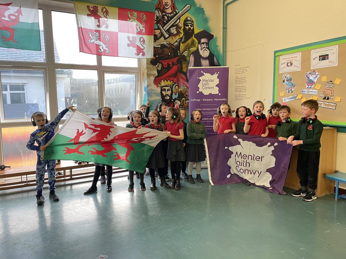 MorfaRhianedd's tweet photo. Pawb wedi mwynhau yn y disgo tawel heddiw 🎵 Everyone enjoyed the silent disco today 🎵#DyddMiwsigCymru2023 Diolch @MIConwy https://t.co/SIaie03I5s