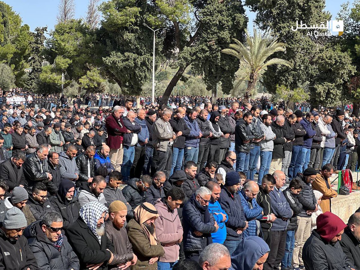 Timesofgaza's tweet photo. Around 70,000 Palestinian worshippers perform Friday Prayer in the Al-Aqsa Mosque despite lsraeli harassments. https://t.co/XSXaL5qYtQ