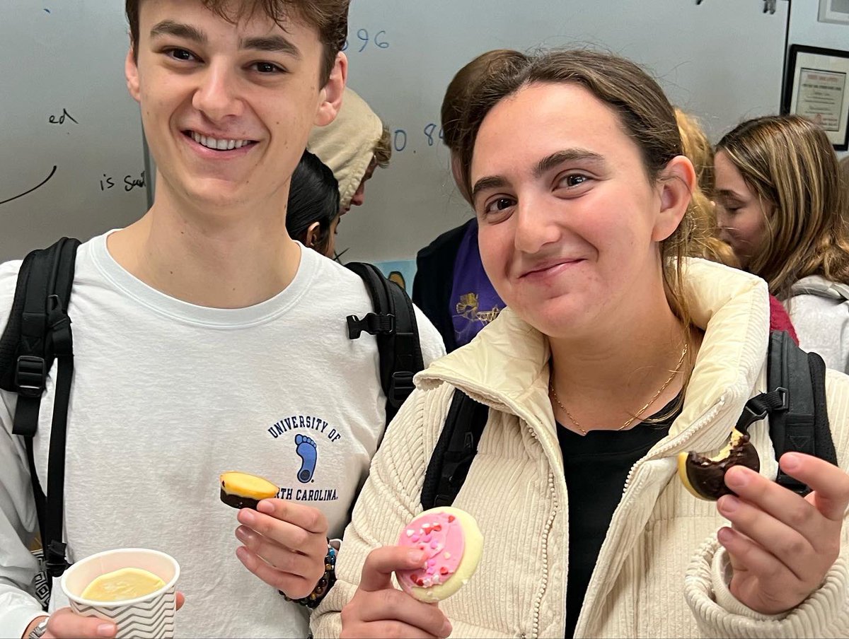 mhsjcl's tweet photo. Miramonte Latin had a successful Valentine’s Day Party on Wednesday! We made cards for our loved ones while eating cookies and drinking hot chocolate!! https://t.co/VdTOKZDGJh