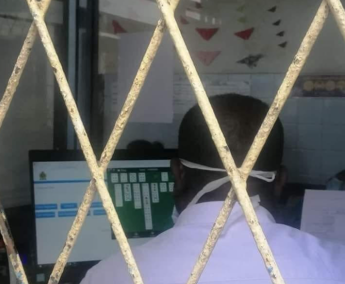 officiallahiru's tweet photo. Your #Tax money at work: here you see a hard working Govt. employee from Colombo South Teaching Hospital, Kalubowila playing Online Poker ♠️♥️♣️♦️  while on duty. While you; the tax payer stand in line waiting for your 'Free Healthcare'💉💊

���� 9-2-2023
Source: Facebook 

 #lka https://t.co/b8eDzvRu0C