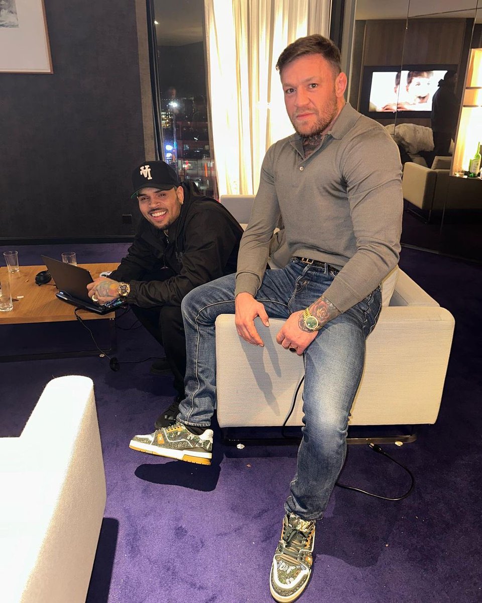 TB_Vanguard's tweet photo. ☘️ Conor McGregor @TheNotoriousMMA
shares photos of himself with @chrisbrown in Dublin.
.
Me and the homie #chrisbrown 🇮🇪 #propermadnight #welcometoireland 😂❤️ https://t.co/pQcWs89cUr