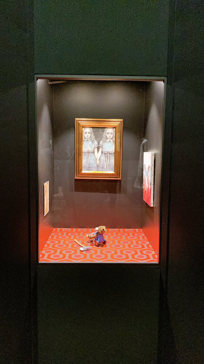 ヒグチユウコ展めちゃくちゃ良くて画集とか展示されてた作品で作ったトランプとかその他色々買っちゃった…。写してないけど、衝撃的な生物の組み合わせの見た目になった猫ちゃんとかの絵も超多数あったのに愛情溢れさせて描けば最高に可愛く格好良くなるのだと分かってガツンと脳内に刻まれた。 