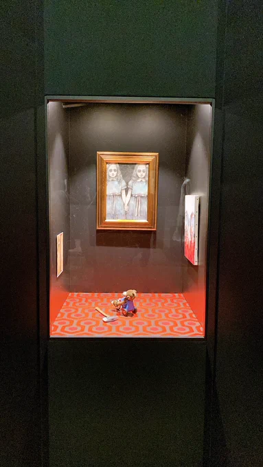 ヒグチユウコ展めちゃくちゃ良くて画集とか展示されてた作品で作ったトランプとかその他色々買っちゃった…。写してないけど、衝撃的な生物の組み合わせの見た目になった猫ちゃんとかの絵も超多数あったのに愛情溢れさせて描けば最高に可愛く格好良くなるのだと分かってガツンと脳内に刻まれた。 