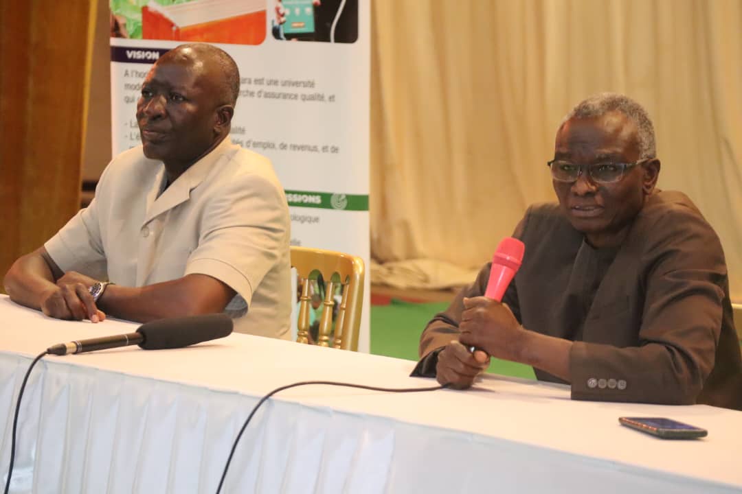 MouzouStephen's tweet photo. Près de 1000 femmes et hommes ont témoigné leur satisfaction du projet d'inclusion financière piloté par @KaraUniversite dans la région. Ils ont unanimement exprimé leur gratitude à SEM @FEGnassingbe, au @GouvTg et au préfet de la Kozah. L'UK, 1e univ. au service de la communauté https://t.co/1XAp1WZjmC