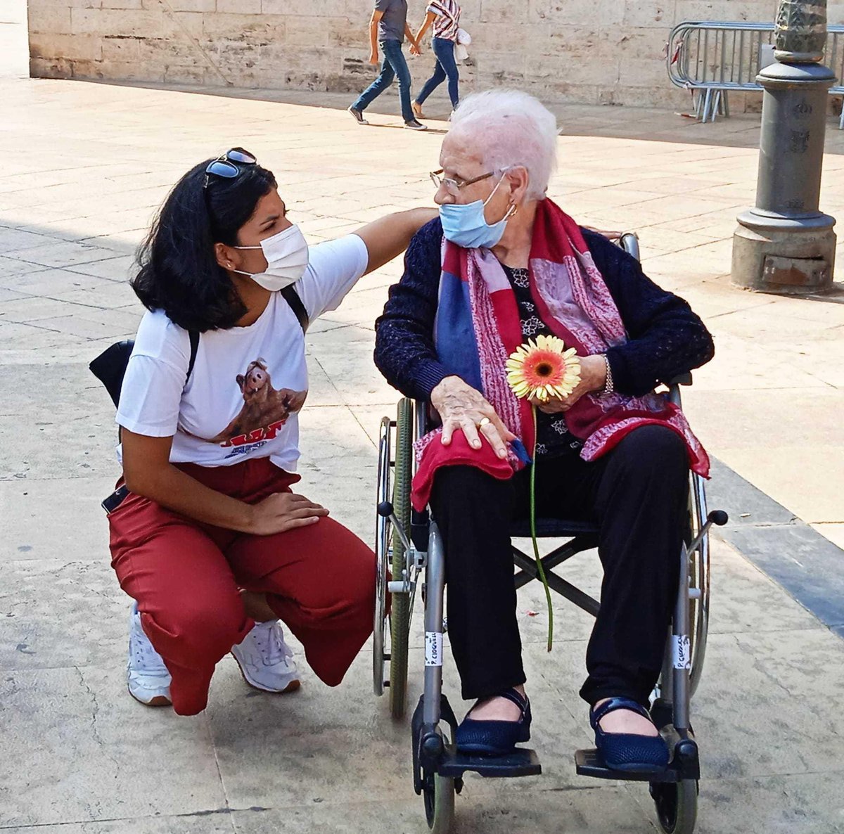FundacionBcja's tweet photo. 🤝A través de la convocatoria de ayudas #CooperaONG, la #FundaciónBancaja y @caixabank impulsan el trabajo de la 'Fundació Amics de la Gent Gran' para apoyo afectivo y nuevos vínculos a personas mayores en situación de extrema vulnerabilidad y soledad no deseada en la provincia. https://t.co/aLqN1S4QMW